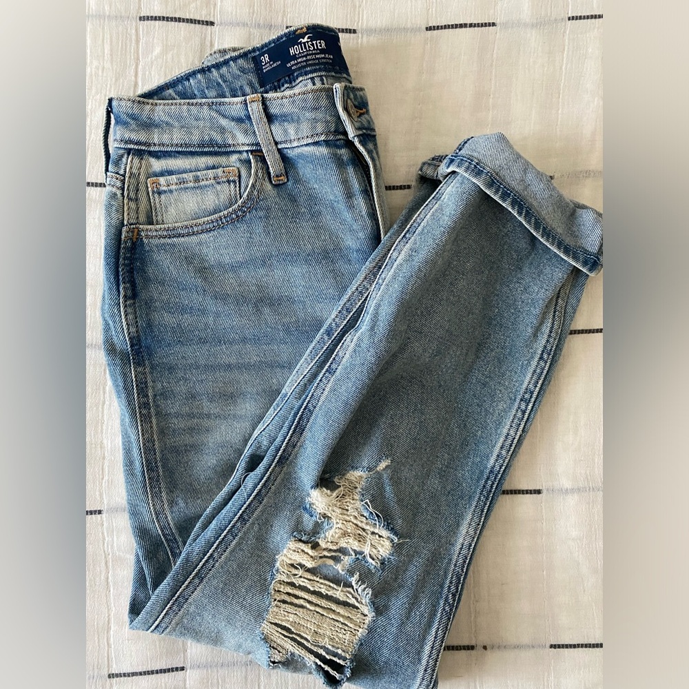Hollister Ultra High-Rise Mom Jean size 26